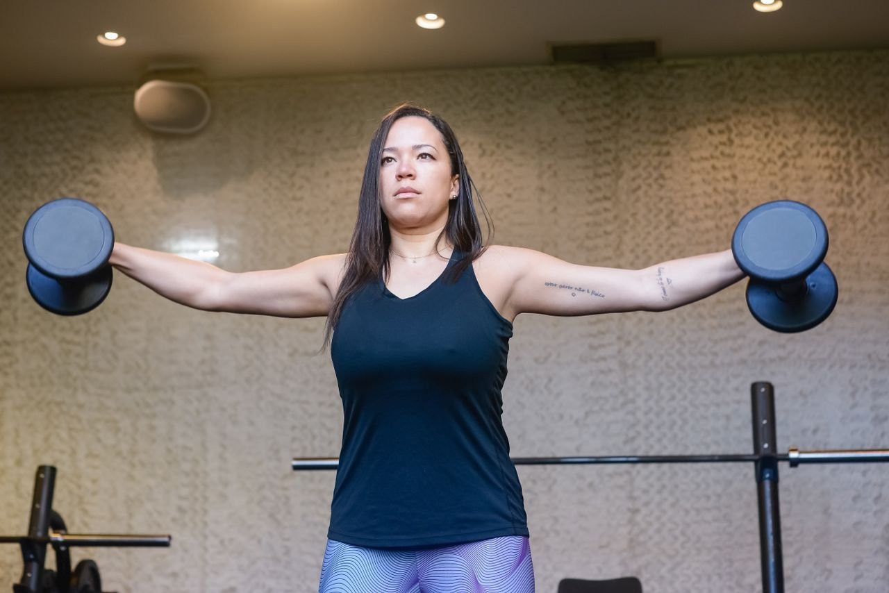 Woman over 40 doing a dumbbell workout